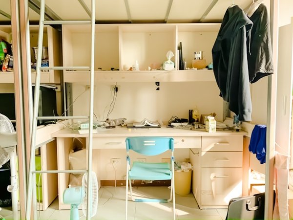 Comment créer un espace de travail ergonomique dans une chambre à coucher partagée ?