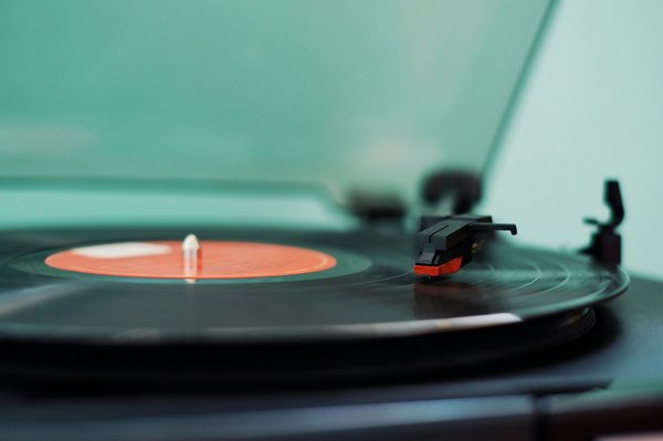 Découvrez le meilleur des tourne disque vintage, gramophone, enceinte et radio vintage