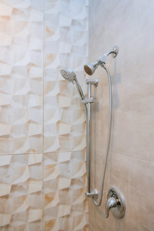 Meilleur pommeau de douche anticalcaire : notre guide 2024