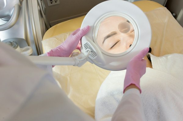 Quand utiliser une lampe loupe ?